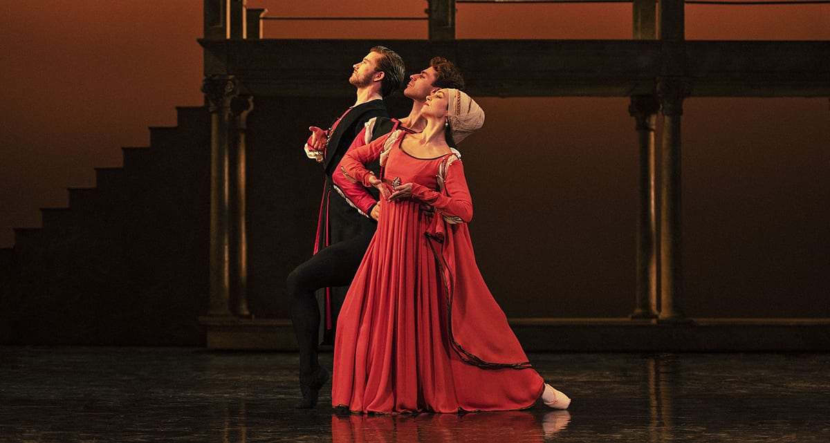 Scenen fra ”Romeo og Julie” med danserne Amy Watson, Benjamin Buza og Alban Lendorf