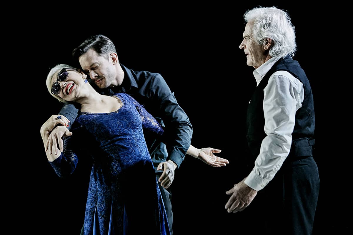 Fra venstre ses Yamil Borges, Markus Schneider og Kurt Ravn i ”Maria de Buenos Aires” for Den Jyske Opera 2019. 